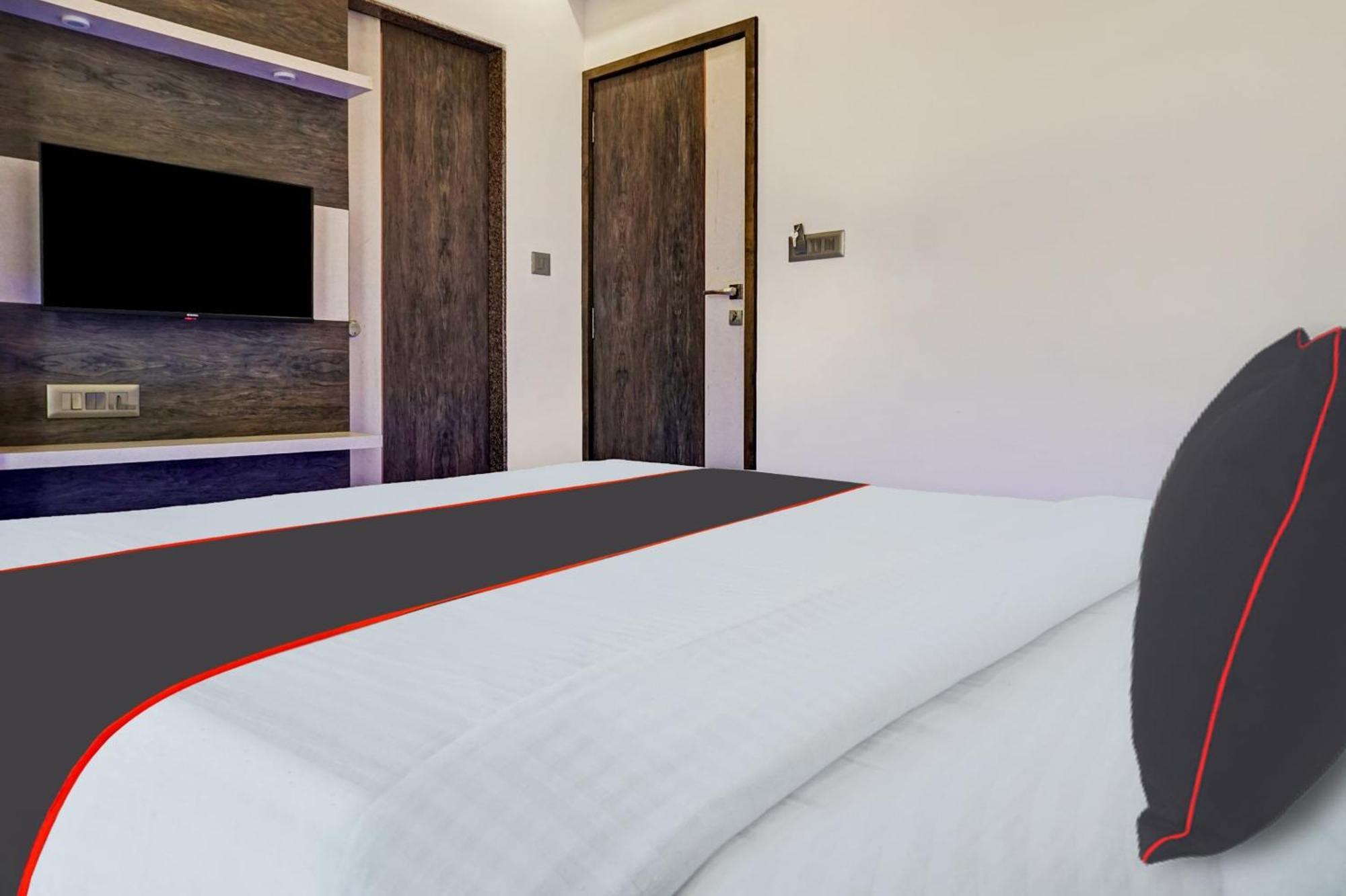 Super Townhouse Poona Royal Hotel Pimpri-Chinchwad Buitenkant foto